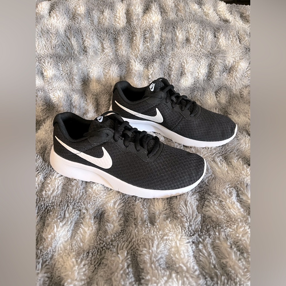 Nike Tanjun : Youth Size 7Y: Black / White